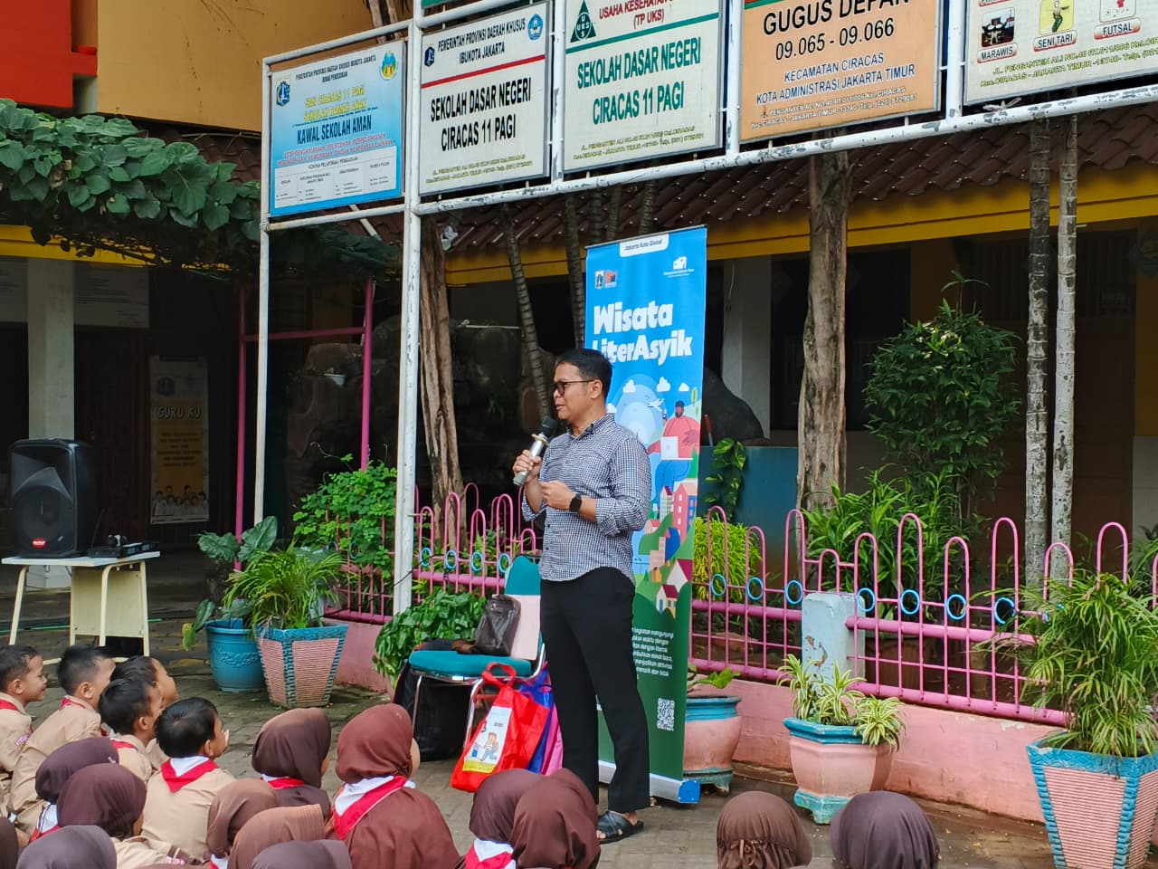 Wisata LiterAsyik Ke SDN Ciracas 11